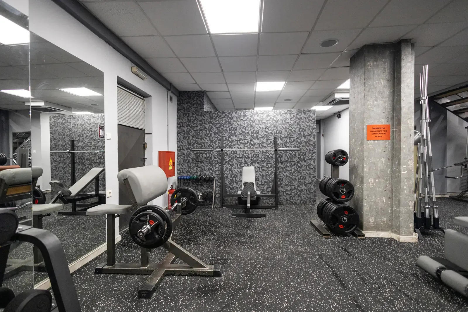 Ο κεντρικός χώρος του γυμναστηρίου SK GYM ΜΟΝΟΜΑΧΟΙ