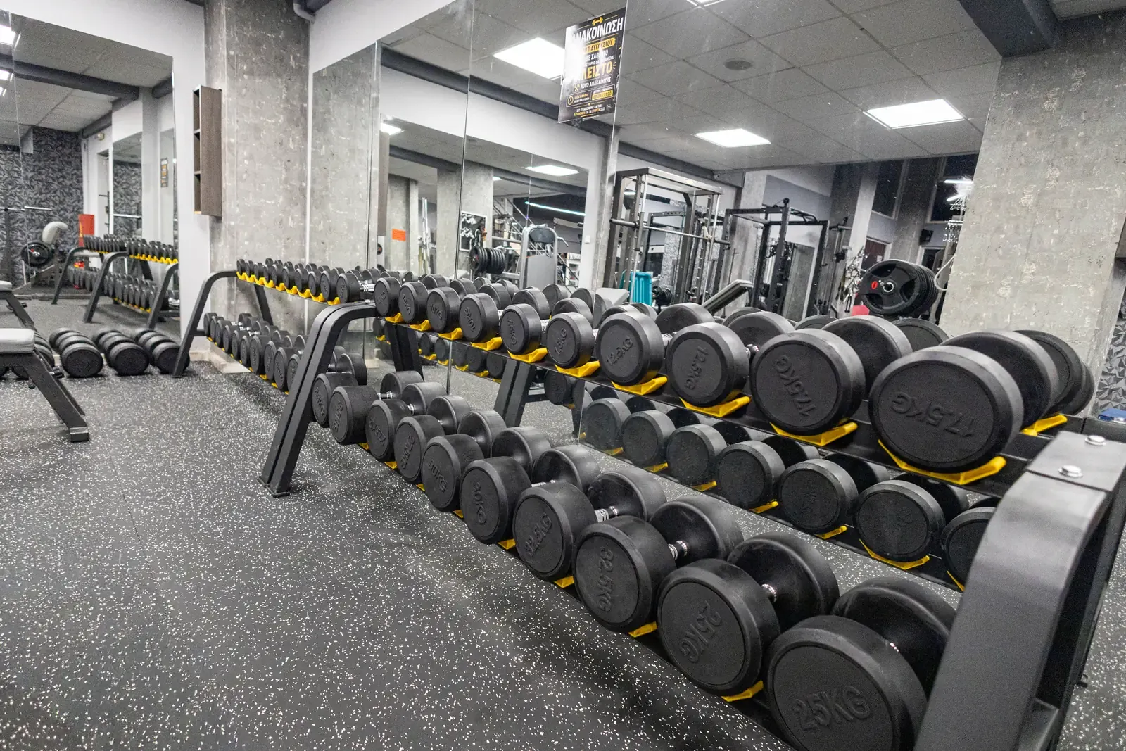 Ο κεντρικός χώρος του γυμναστηρίου SK GYM ΜΟΝΟΜΑΧΟΙ