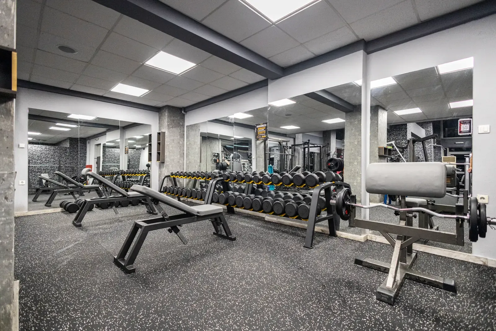 Ο κεντρικός χώρος του γυμναστηρίου SK GYM ΜΟΝΟΜΑΧΟΙ