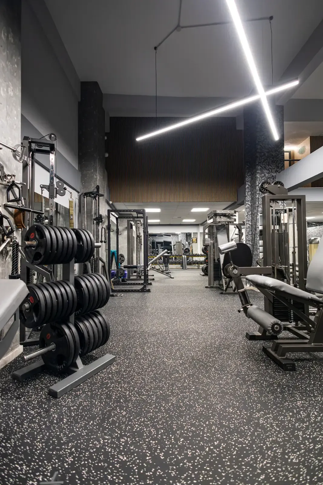 Ο κεντρικός χώρος του γυμναστηρίου SK GYM ΜΟΝΟΜΑΧΟΙ