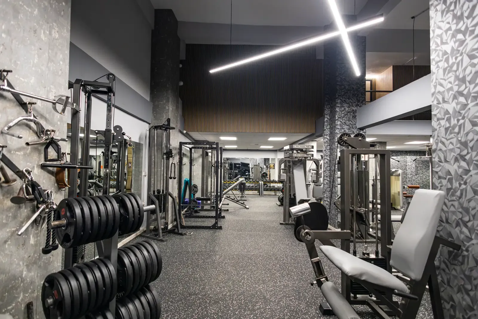 Ο κεντρικός χώρος του γυμναστηρίου SK GYM ΜΟΝΟΜΑΧΟΙ