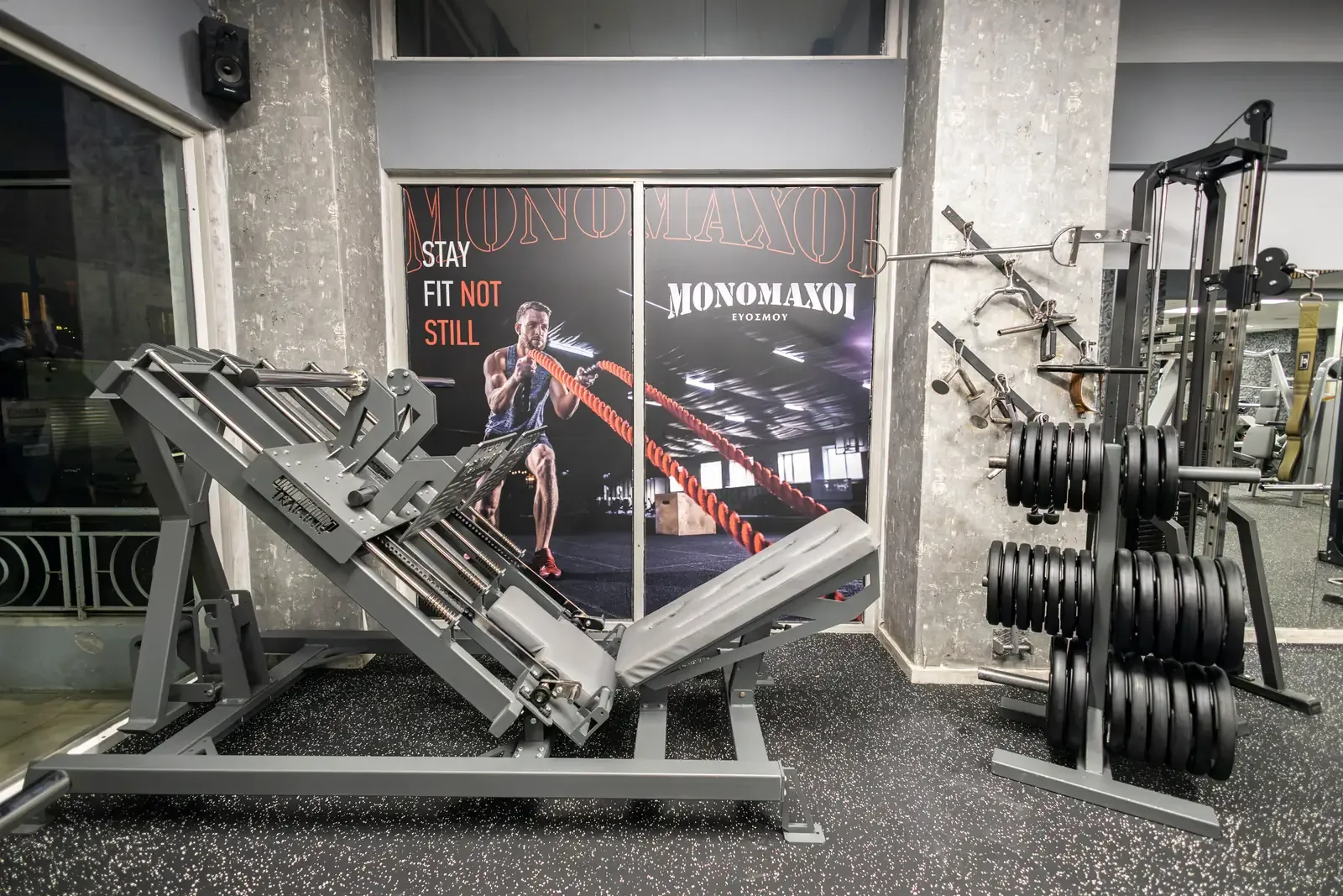 Ο κεντρικός χώρος του γυμναστηρίου SK GYM ΜΟΝΟΜΑΧΟΙ