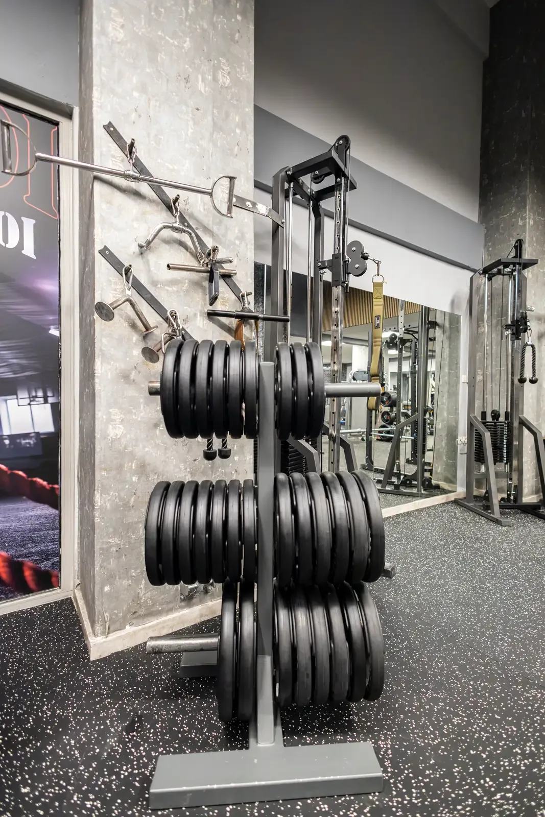 Ο κεντρικός χώρος του γυμναστηρίου SK GYM ΜΟΝΟΜΑΧΟΙ
