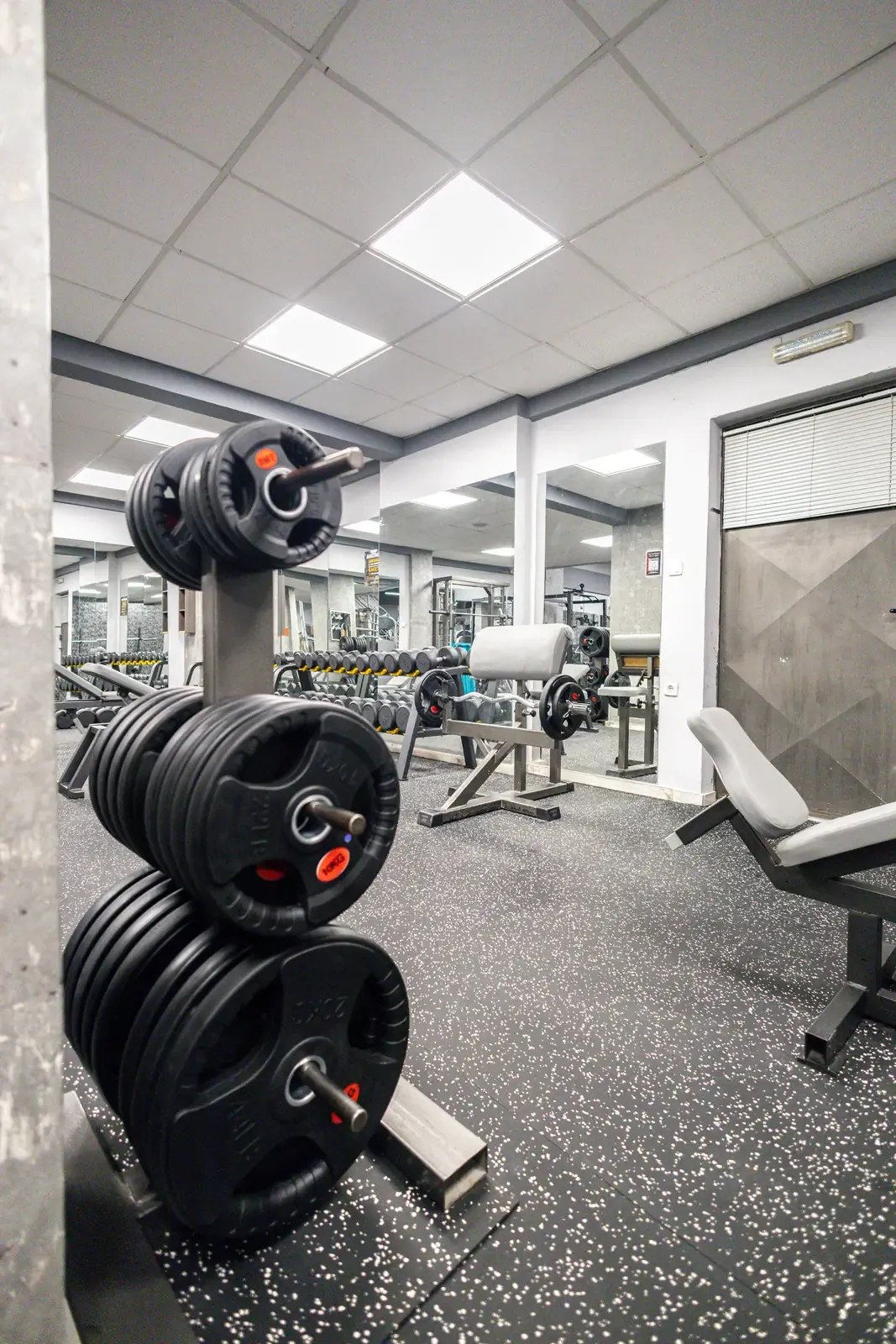 Ο κεντρικός χώρος του γυμναστηρίου SK GYM ΜΟΝΟΜΑΧΟΙ