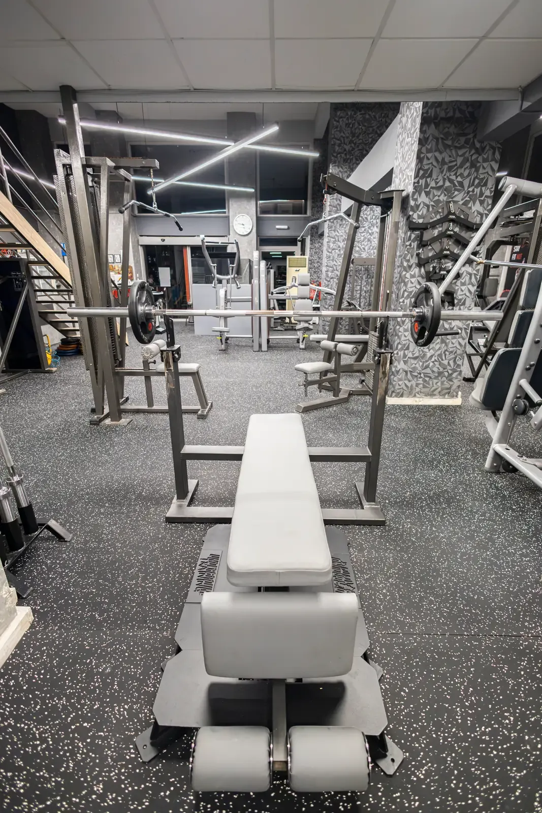Ο κεντρικός χώρος του γυμναστηρίου SK GYM ΜΟΝΟΜΑΧΟΙ