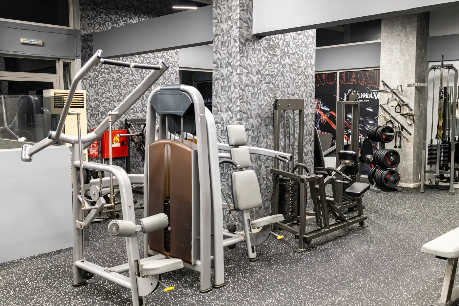 Ο κεντρικός χώρος του γυμναστηρίου SK GYM ΜΟΝΟΜΑΧΟΙ