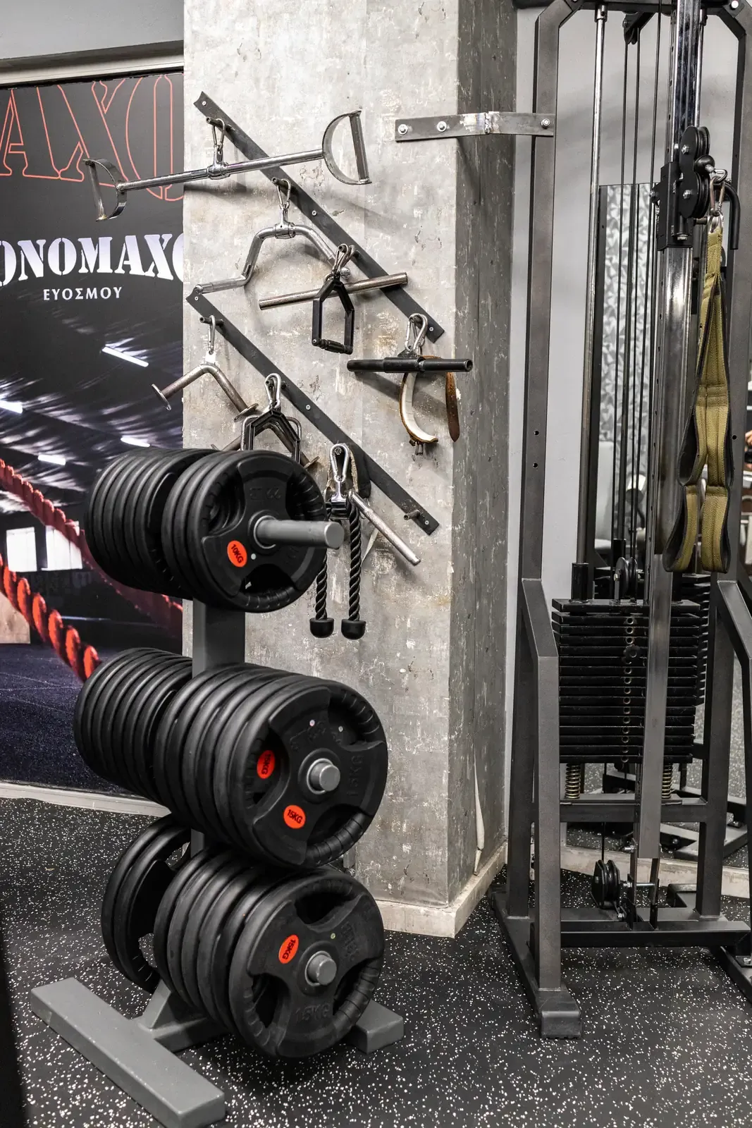 Ο κεντρικός χώρος του γυμναστηρίου SK GYM ΜΟΝΟΜΑΧΟΙ