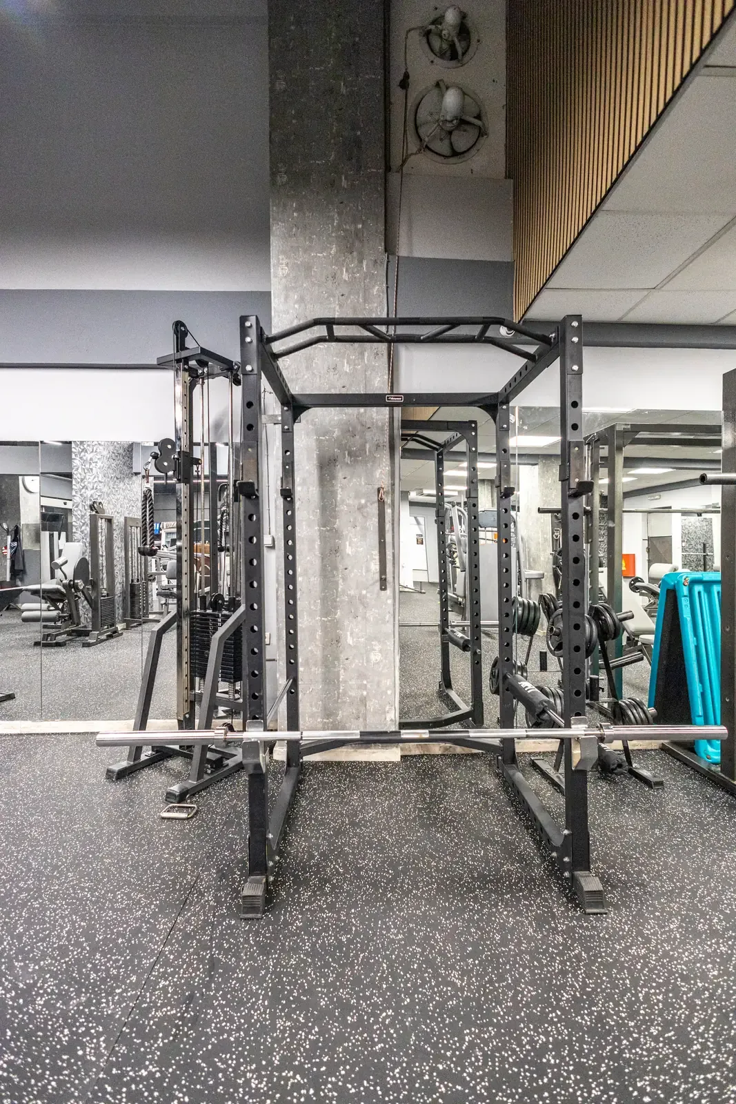Ο κεντρικός χώρος του γυμναστηρίου SK GYM ΜΟΝΟΜΑΧΟΙ