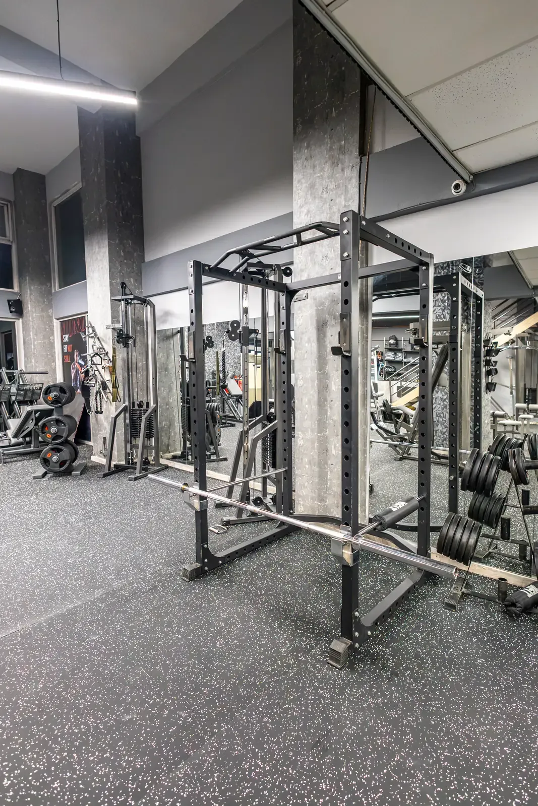 Ο κεντρικός χώρος του γυμναστηρίου SK GYM ΜΟΝΟΜΑΧΟΙ