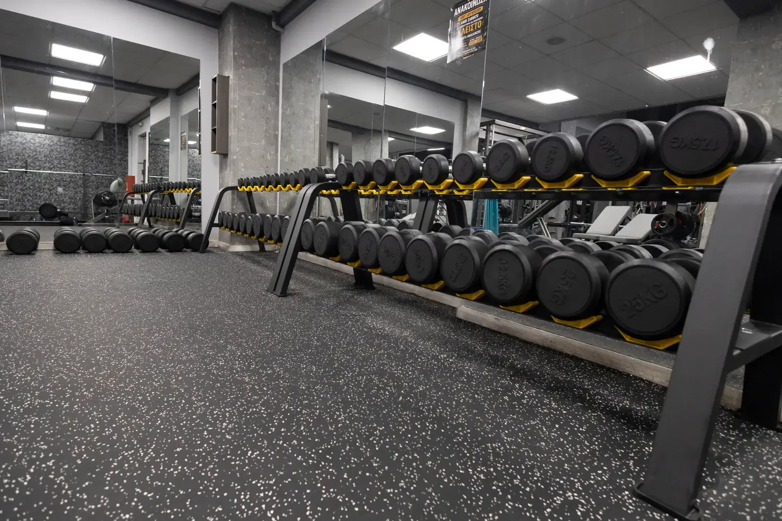 Ο κεντρικός χώρος του γυμναστηρίου SK GYM ΜΟΝΟΜΑΧΟΙ