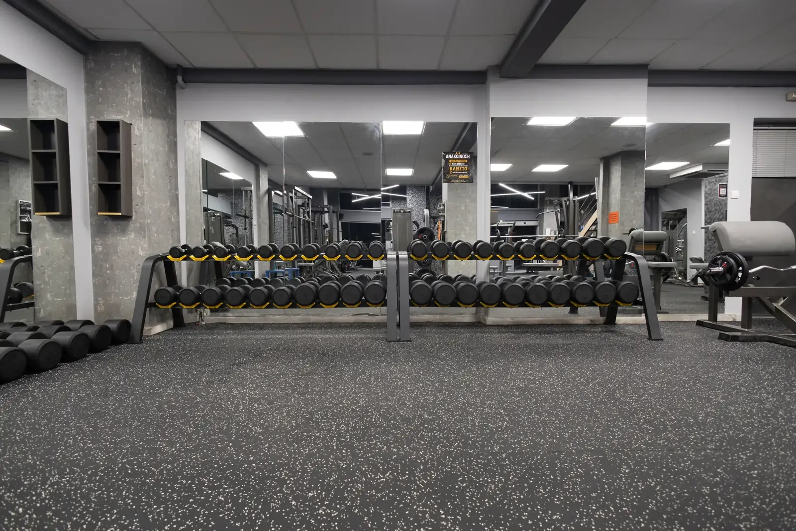 Ο κεντρικός χώρος του γυμναστηρίου SK GYM ΜΟΝΟΜΑΧΟΙ