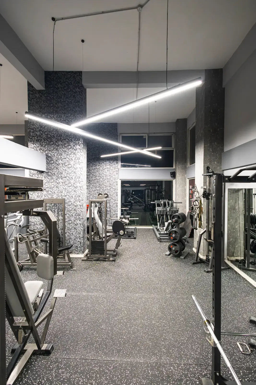 Ο κεντρικός χώρος του γυμναστηρίου SK GYM ΜΟΝΟΜΑΧΟΙ