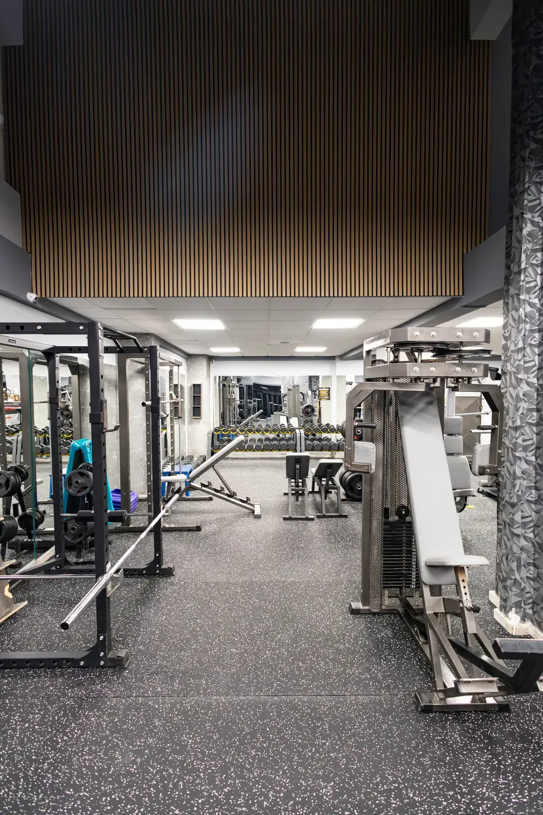 Ο κεντρικός χώρος του γυμναστηρίου SK GYM ΜΟΝΟΜΑΧΟΙ