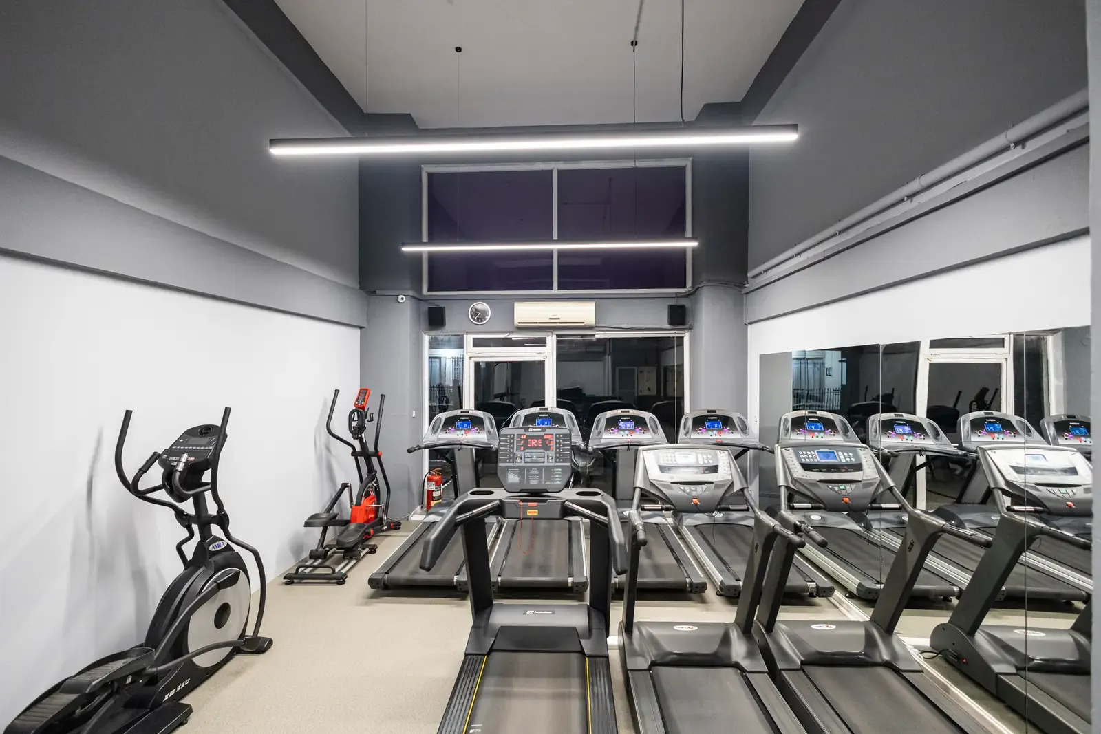 Ο κεντρικός χώρος του γυμναστηρίου SK GYM ΜΟΝΟΜΑΧΟΙ