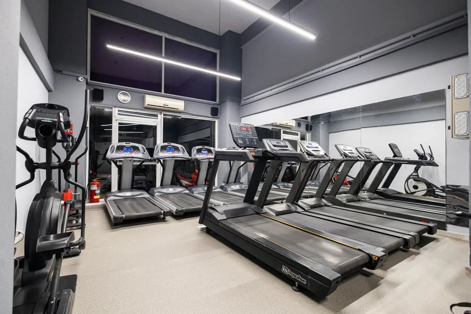 Ο κεντρικός χώρος του γυμναστηρίου SK GYM ΜΟΝΟΜΑΧΟΙ