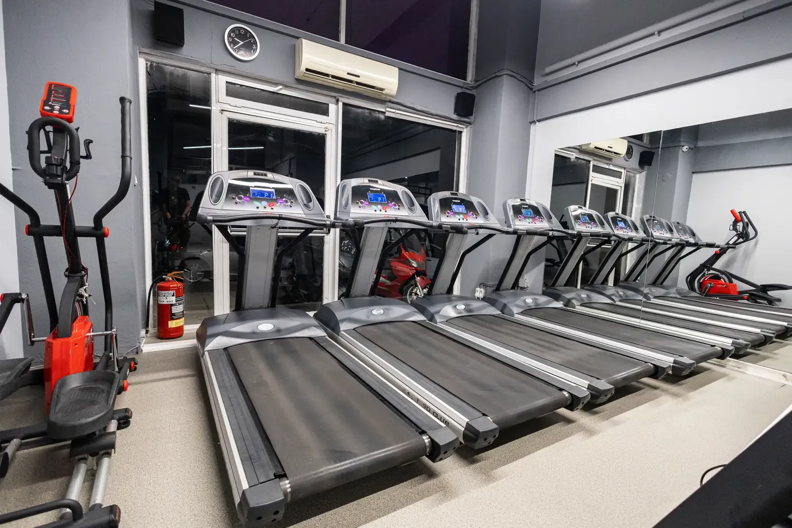 Ο κεντρικός χώρος του γυμναστηρίου SK GYM ΜΟΝΟΜΑΧΟΙ