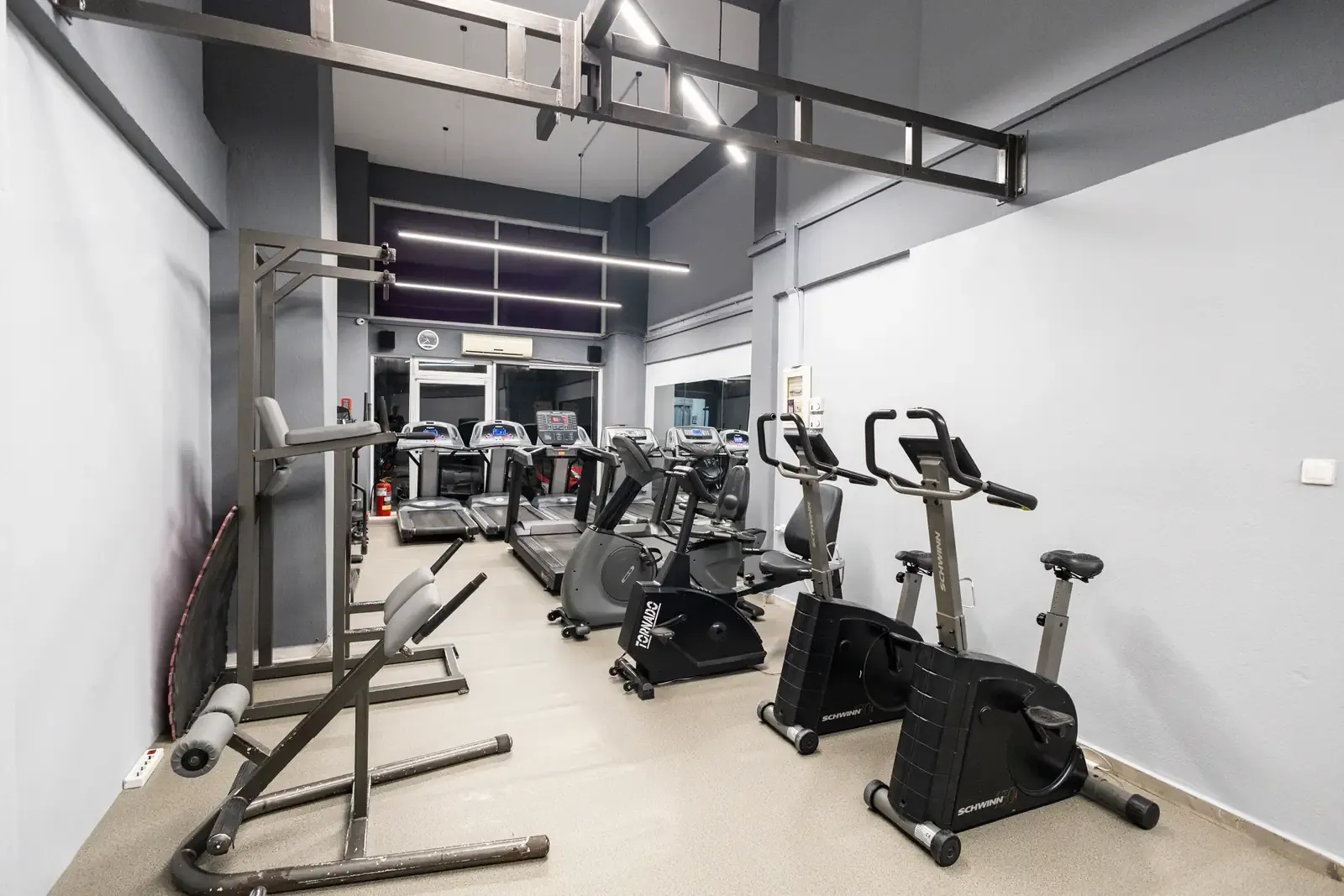 Ο κεντρικός χώρος του γυμναστηρίου SK GYM ΜΟΝΟΜΑΧΟΙ